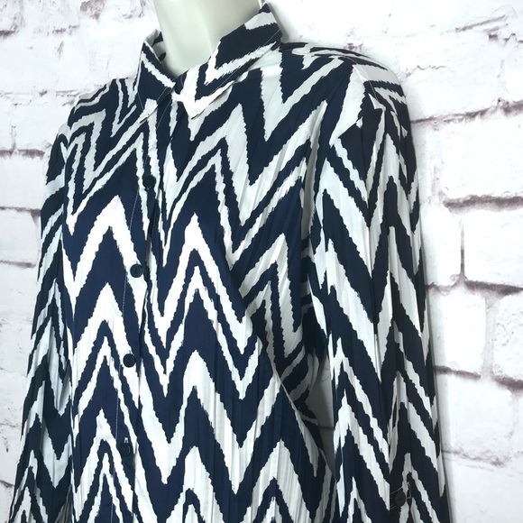 CHICO’S Navy & White Chevron crinkle coverup shirt Medium blouse Chico’s Size 1 - Picture 10 of 13
